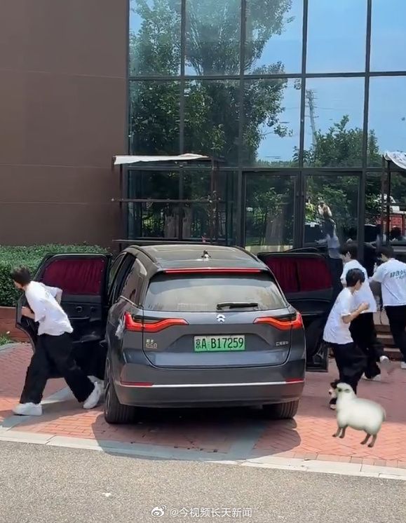 把中产看傻“坐新能源车越来越像钻别人家被窝了”九游会j9登陆蔚来们往车里装衣帽间、厨房和厕所(图5)